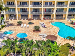 Bayview Oceanside Condo with Pool and Private Balcony